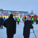 kuvaus ryhmä kuvaamassa kemin Täikönpuistossa kun osallistujat valmistautuvat lähtemään esteettömyyskävelylle