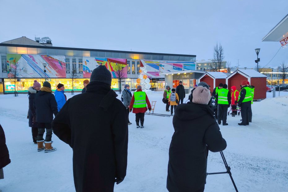 kuvaus ryhmä kuvaamassa kemin Täikönpuistossa kun osallistujat valmistautuvat lähtemään esteettömyyskävelylle